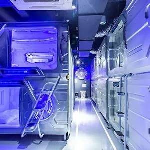 Met A Space Pod At Arab Street Hotel Cápsula